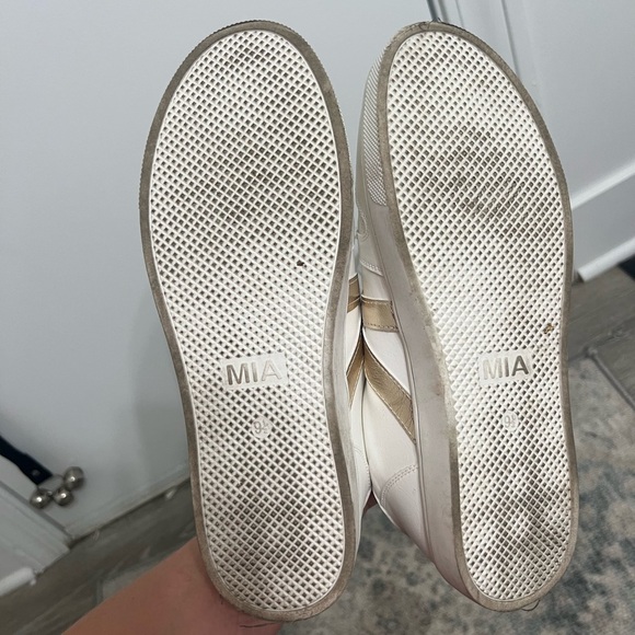 ✨CLOSET CLEAN OUT: White Sneakers - Picture 3 of 4